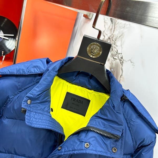 入手困難プラダ Re-Nylon ダウンジャケット スーパーコピー pup97328